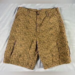 LEVI’S Camo Cargo Shorts size 38